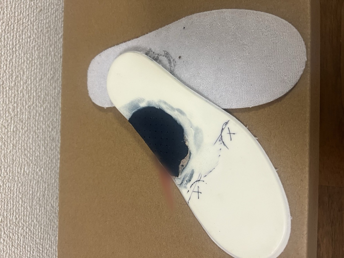 オーダーメイドで作ってもらった子ども用インソール。手書きの調整跡が残っている