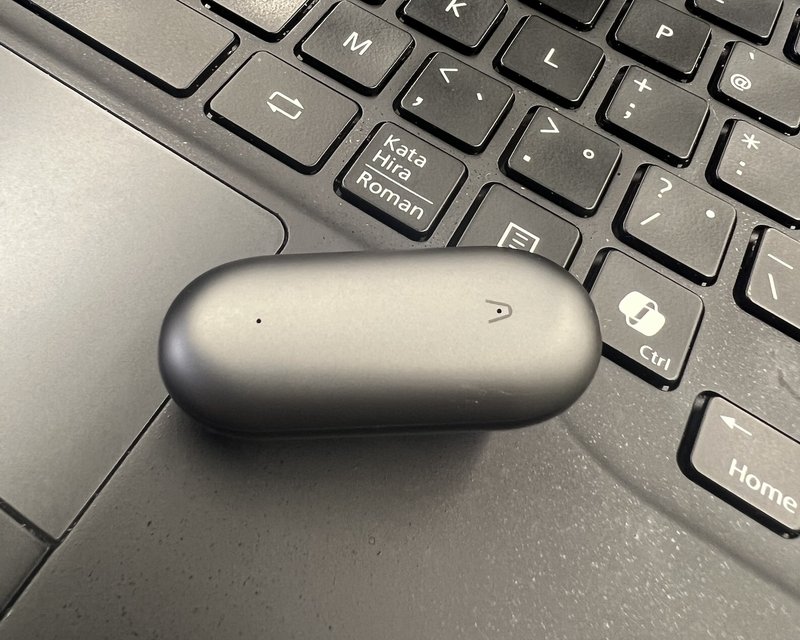 キーボードの上に置いたPLAUD NotePin（ノートピン）